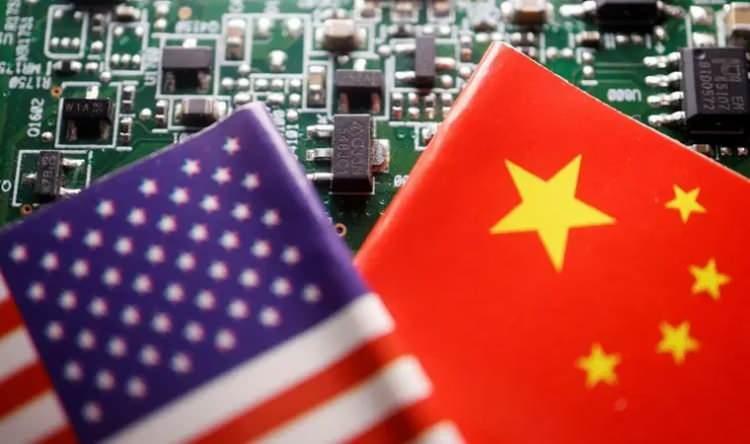 <p>Trump&rsquo;a bu gezide Elon Musk, Apple&rsquo;ın giden CEO&rsquo;su Tim Cook ve Nvidia CEO&rsquo;su Jensen Huang gibi dev isimlerin eşlik etmesi, teknolojik rekabetin &ouml;nemini tescilliyor.</p>

<p>&nbsp;</p>
