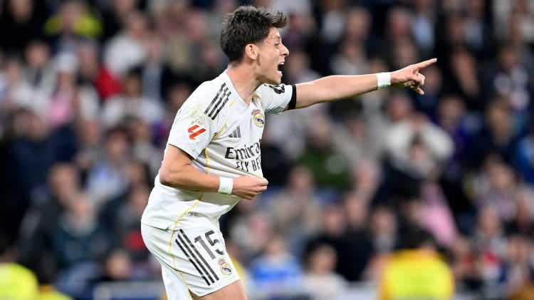 <p>İngiliz devinin, milli futbolcuya takımın kilit isimlerinden biri olacağı garantisini vereceği ve maaş olarak da yıllık 12 milyon eurodan&nbsp; 5 yıllık s&ouml;zleşme teklifi sunacağı aktarıldı.</p>
