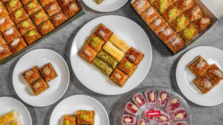 <p><strong>T&uuml;rkiye'nin zengin mutfağı, k&uuml;resel &ccedil;apta tescillenmeye devam ediyor. D&uuml;nya mutfaklarını uzman yorumları ve kullanıcı puanlamalarıyla değerlendiren gastronomi platformu TasteAtlas, "D&uuml;nyanın En İyi Tatlıları" listesini a&ccedil;ıkladı.</strong><strong>&nbsp;Anadolu lezzetleri de listenin &uuml;st sıralarında kendine yer bularak T&uuml;rk mutfağının bu alandaki hakimiyetini bir kez daha g&ouml;sterdi.</strong></p>
