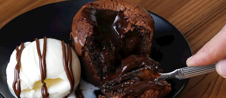 <p><span style="color:#800000"><em><strong>20. Chocolate souffl&eacute; - FRANSA</strong></em></span></p>
