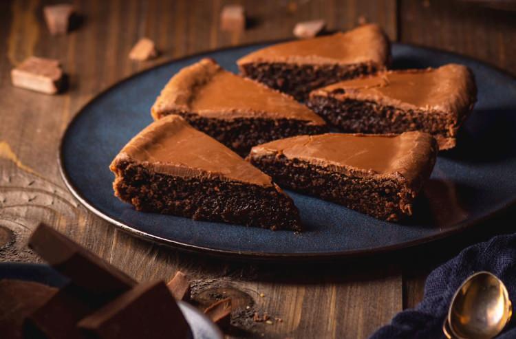 <p><span style="color:#800000"><em><strong>12. Kladdkaka - İSVE&Ccedil;</strong></em></span></p>
