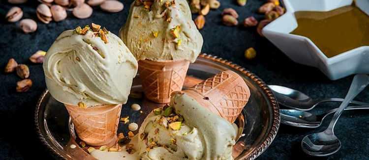 <p><span style="color:#800000"><em><strong>3. Gelato al pistacchio - İTALYA</strong></em></span></p>
