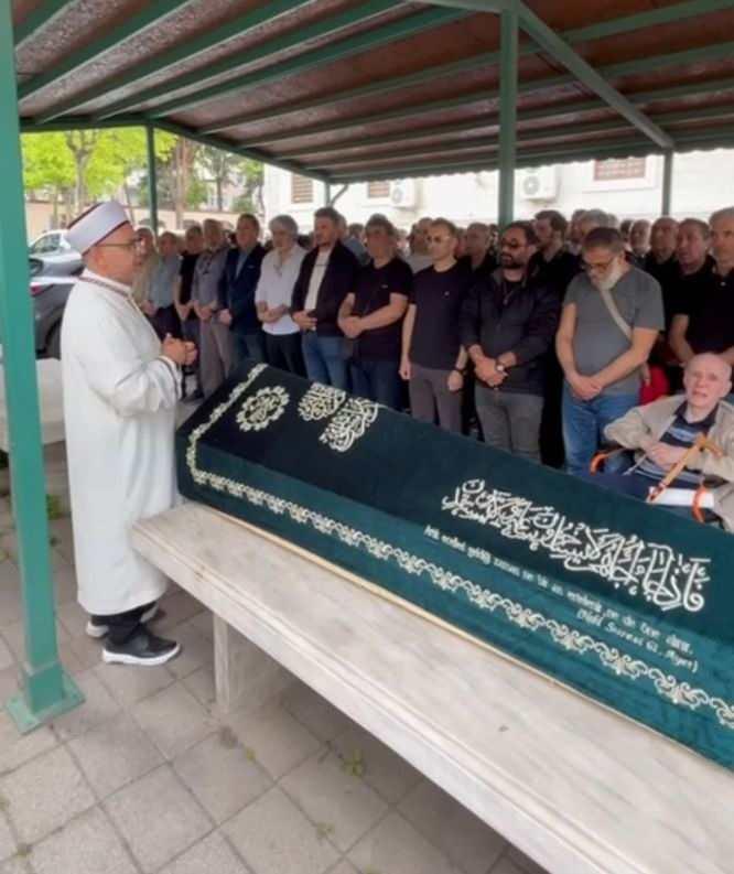 <p><strong>"&Ccedil;ocuklar Duymasın" dizisindeki "Fısfıs İsmail" karakteriyle bilinen oyuncu S&uuml;leyman Yağcı, yakın dostu Alp Balkan'ın cenazesinde g&ouml;zyaşlarına boğuldu. Duygu dolu anlar yaşayan Yağcı, Balkan'ın hayatı boyunca ailesi i&ccedil;in b&uuml;y&uuml;k fedakarlıklar yaptığını anlattı.</strong></p>
