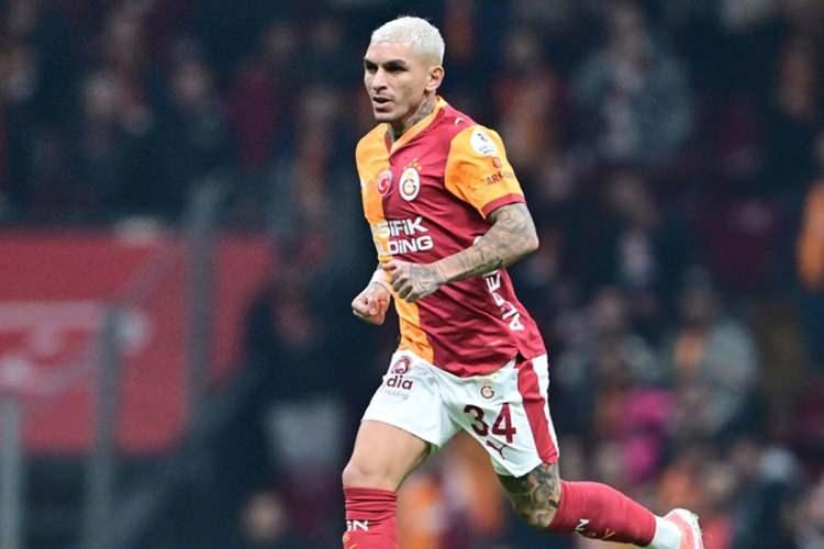<p><strong>Galatasaray'ın Uruguaylı yıldız orta saha oyuncusu Lucas Torreira, İstanbul Beyoğlu'nda bulunan bir alışveriş merkezinin &ouml;n&uuml;nde saldırıya uğradı.</strong></p>
