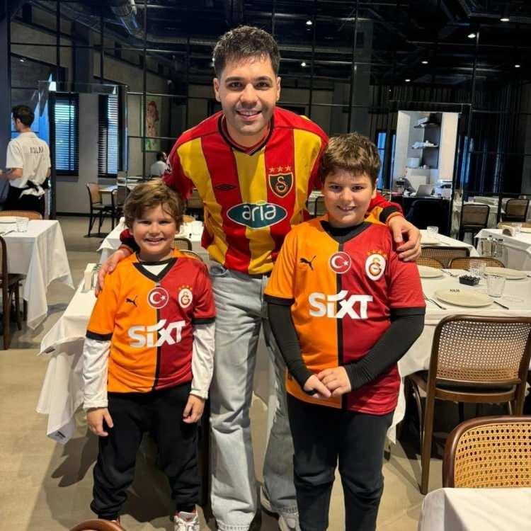 <p><strong>M&uuml;zik d&uuml;nyasındaki başarılı kimliğinin yanı sıra koyu bir Galatasaraylı olarak da bilinen İğrek'in 'Fenerbah&ccedil;e' sorusuna verdiği yanıt ise kısa s&uuml;rede sosyal medyaya damga vurdu.</strong></p>
