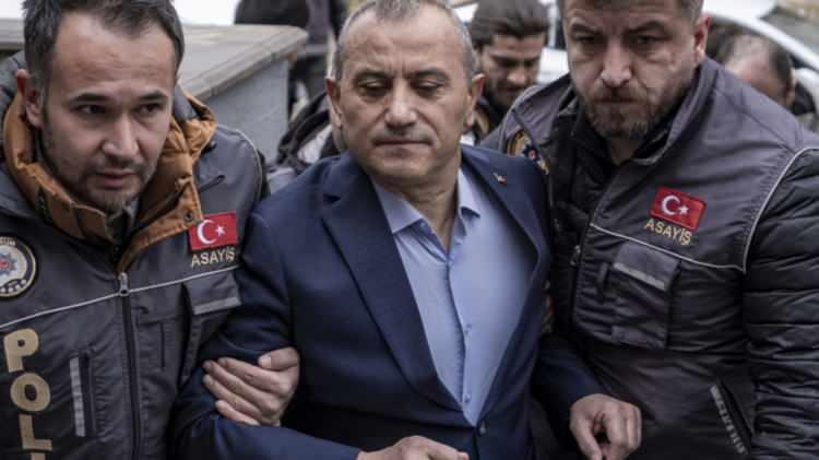 <p><strong>D&Ouml;NEMİN VALİSİ DE TUTUKLU</strong><br />
&nbsp;</p>

<p>G&uuml;listan Doku&rsquo;nun hastane kayıtlarını sildiği iddiasıyla Bursa'da g&ouml;zaltına alınan ve Tunceli Adliyesi&rsquo;ne getirilen d&ouml;nemin Tunceli Devlet Hastanesi Başhekimi &Ccedil;ağdaş &Ouml;zdemir de <strong>'Resmi belgeyi bozmak, yok etmek veya gizlemek' </strong>su&ccedil;larından tutuklandı. Tuncay Sonel ise<strong> 'Su&ccedil; delillerini yok etme, gizleme veya değiştirme&rsquo;, 'Bilişim sistemindeki verileri engelleme, bozma, yok etme veya değiştirme, kişisel verileri hukuka aykırı olarak verme veya ele ge&ccedil;irme', 'resmi belgeyi bozmak, yok etmek veya gizlemek'</strong> su&ccedil;larından tutuklandı.</p>

