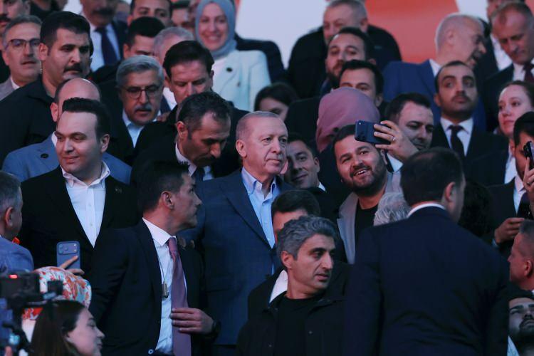 <p>Programda, Cumhurbaşkanı Erdoğan'a, Ak Parti Gen&ccedil;lik Kolları Başkanı Yusuf İbiş, T&uuml;rkiye G&uuml;reş Federasyonu Başkanı Taha Akg&uuml;l ile Milli G&uuml;reş&ccedil;i Rıza Kayaalp tablo takdim etti.</p>
