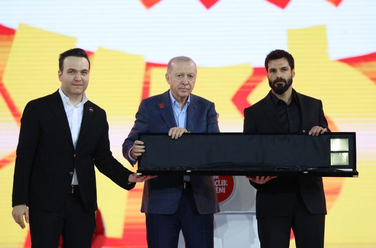<p>Ayrıca Cumhurbaşkanı Erdoğan`a, oyuncu Serkan &Ccedil;ayoğlu da kılı&ccedil; hediye etti.</p>
