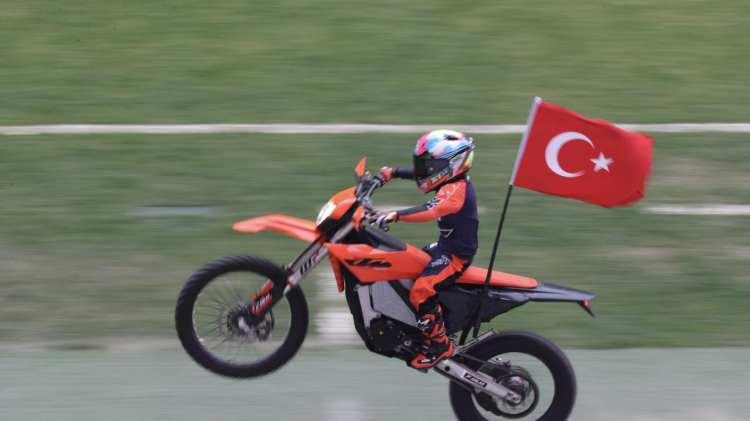 <p>Programda, T&uuml;rkiye Motosiklet Federasyonu (TMF) Milli Takımlar Kaptanı Kenan Sofuoğlu`nun 6 yaşındaki oğlu Zayn Sofuoğlu, g&ouml;steri yaptı.</p>
