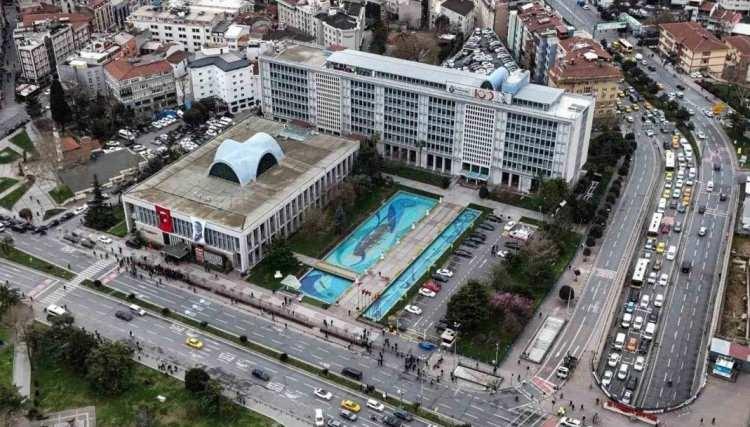 <p>İstanbul B&uuml;y&uuml;kşehir Belediyesinin (İBB) BELTUR AŞ, İSBAK AŞ ve İSFALT AŞ başta olmak &uuml;zere toplam 9 iştirak şirketi ge&ccedil;en yıl zarar etti. İstanbul B&uuml;y&uuml;kşehir Belediyesi (İBB) 2025 Yılı Faaliyet Raporu'nda İştirakler Koordinasyon Şube M&uuml;d&uuml;rl&uuml;ğ&uuml;n&uuml;n iştirak şirketlerinin ge&ccedil;en yılki gelir gider tablosuna ilişkin bilgilerine yer verildi.</p>
