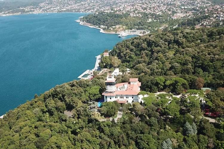 <p>Hidiv Kasrı, B&uuml;y&uuml;kada'daki otel ve &Ccedil;adır K&ouml;şk Bah&ccedil;e gibi yerleri işleten BELTUR AŞ'nin 1 milyar 698 milyon 515 bin 178 lira gelirine karşılık 1 milyar 864 milyon 393 bin 795 lira gideri olduğu, b&ouml;ylece 165 milyon 878 bin 617 lira a&ccedil;ık verdiği belirlendi.</p>
