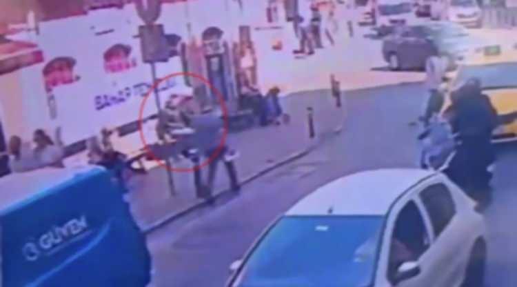 <p>İstanbul Kasımpaşa'da parkta bankta oturan Muharrem &Ccedil;. (23), yanına oturan Batuhan A. (23) tarafından karnından bı&ccedil;aklandı. O anlar g&uuml;venlik kamerasına yansırken,&nbsp;<strong><em> <span style="color:#A52A2A">kısa s&uuml;rede yakalanan saldırganın akılalmaz ifadesi ortaya &ccedil;ıktı&nbsp;</span></em></strong></p>
