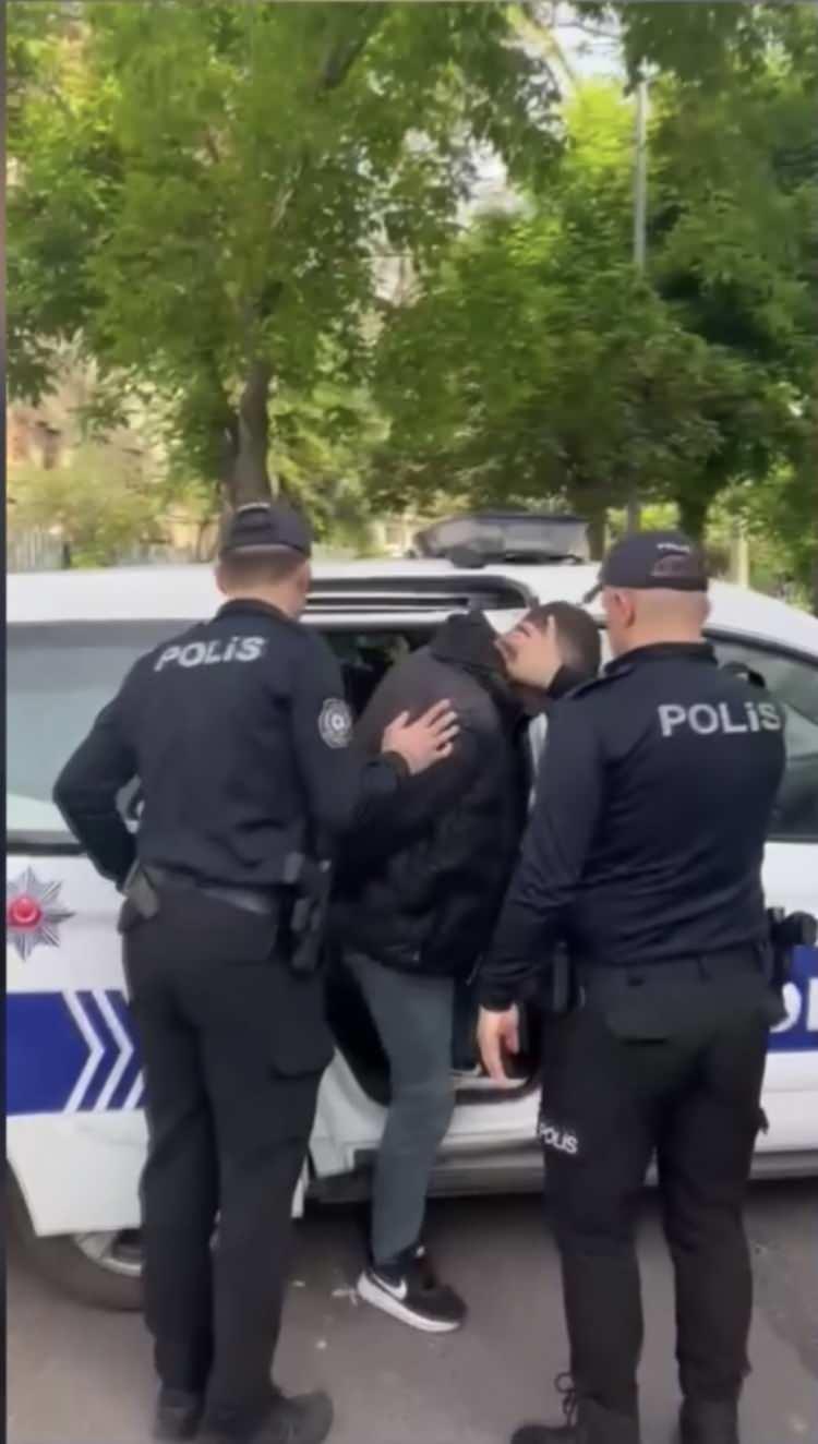 <p><span style="color:#A52A2A"><strong>BI&Ccedil;AKLA YAKALANDI&nbsp;</strong></span></p>

<p>&nbsp;</p>

<p>Polis ekipleri, ş&uuml;phelinin Batuhan A. olduğunu tespit etti. Batuhan A., Camiikebir Mahallesi&rsquo;nde olayda kullandığı bı&ccedil;akla yakalandı.</p>

<p>&nbsp;</p>

<p>Ş&uuml;phelinin poliste daha &ouml;nceden <span style="color:#A52A2A"><strong><em>3 su&ccedil; kaydı olduğu &ouml;ğrenildi.</em></strong></span></p>
