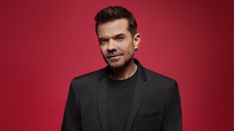 <p><strong>T&uuml;rkiye turnesi kapsamında konser vermeye devam eden&nbsp;T&uuml;rk pop m&uuml;ziğinin sevilen ismi Kenan Doğulu, dolandırılma haberiyle magazin g&uuml;ndemine bomba gibi d&uuml;şt&uuml;. Doğulu'nun, dolandırıcıların otel odasındaki g&ouml;r&uuml;nt&uuml;leri olduğunu iddia eden ş&uuml;pheliler, &uuml;nl&uuml; isimden 300 bin dolar talep etti.</strong></p>

