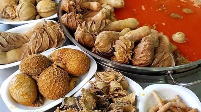 <p><strong>ŞIRDAN DOLMASI (ADANA)</strong></p>

<p>Sosyal medyanın en &ccedil;ok konuştuğu lezzetlerin başında gelir. Koyunun d&ouml;rt midesinden biri olan şırdanın i&ccedil;i; baharatlı pirin&ccedil;, kıyma ve kuş&uuml;z&uuml;m&uuml;yle doldurulur.</p>
