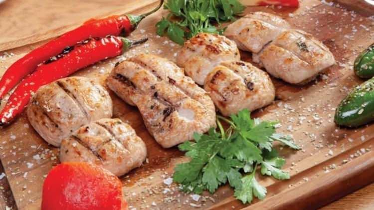 <p><strong>KO&Ccedil; YUMURTASI (BİLLUR)</strong></p>

<p>Sakatat k&uuml;lt&uuml;r&uuml;n&uuml;n en u&ccedil; noktalarından biridir. Genellikle ızgara veya sote yapılarak servis edilir.</p>
