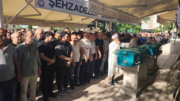 <p><span style="color:#A52A2A"><strong>CENAZE NAMAZI KILINDI&nbsp;</strong></span></p>

<p>&nbsp;</p>

<p>Evli ve ikişer &ccedil;ocuk babası olan Coşkun Burlu ile B&uuml;lent Şen i&ccedil;in Hatuniye Camii'nde cenaze t&ouml;reni d&uuml;zenlendi.</p>

<p>&nbsp;</p>

<p>T&ouml;rene Manisa Esnaf Odaları Birliği Başkanı Hasan Geriter, Manisa Esnaf ve Sanatkarlar Kredi ve Kefalet Kooperatifi Başkanı Destan Bulgay, oda başkanları, eğitim camiası, yakınları ve &ccedil;ok sayıda vatandaş katıldı.&nbsp;</p>
