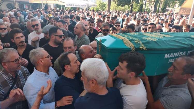 <p>Cami avlusunu dolduran kalabalığın g&ouml;zyaşları arasında kılınan cenaze namazının ardından iki yakın dostun cenazesi omuzlarda taşınarak Kırtık Mezarlığı'nda toprağa verildi.</p>

<p>&nbsp;</p>

<p><span style="color:#A52A2A"><em><strong>KAYNAK: İHA&nbsp;</strong></em></span></p>
