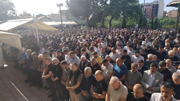 <p>Merkezefendi Devlet Hastanesi Başhekimi Uzm. Dr. Fatma Neslim Yağlı, yaşanan acı olayı şu s&ouml;zlerle anlattı:&nbsp;</p>

<p>&nbsp;</p>

<p><strong><em>"İlk olarak Coşkun Burlu saat 01.30 sıralarında ambulansla hastanemize getirildi. Acil serviste m&uuml;dahalesi s&uuml;rerken bah&ccedil;ede bir bayılma vakası olduğu bilgisi geldi. Olay yerine gittiğimizde fenalaşanın, Coşkun Burlu'nun yakın arkadaşı B&uuml;lent Şen olduğunu &ouml;ğrendik. İki arkadaş aynı anda kırmızı alanda hayata d&ouml;nd&uuml;r&uuml;lmeye &ccedil;alışıldı ancak t&uuml;m m&uuml;dahalelere rağmen maalesef ikisini de kaybettik. Ailelerine başsağlığı diliyoruz."</em></strong></p>

