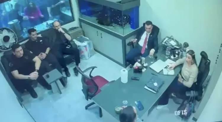 <p>Sabah'ta yer alan habere g&ouml;re, MİT g&ouml;revlisi kılıfıyla Kapalı&ccedil;arşı kuyumcularını haraca bağlayan &Ouml;mer Binici şebekesinin oyununa jandarma nokta koydu.</p>
