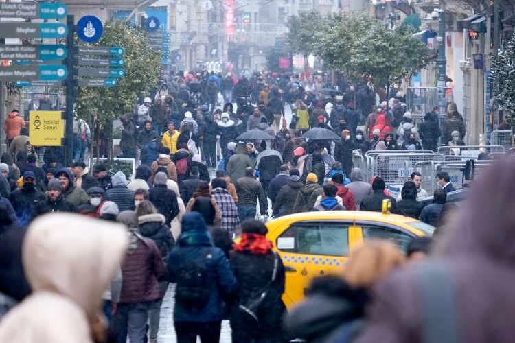 <p>Adrese Dayalı N&uuml;fus Kayıt Sistemi (ADNKS) sonu&ccedil;larına g&ouml;re 2025 yıl sonu itibarıyla T&uuml;rkiye'nin toplam n&uuml;fusu 86 milyon 92 bin 168 kişi iken 15-24 yaş grubundaki gen&ccedil; n&uuml;fus 12 milyon 708 bin 348 kişi oldu. Gen&ccedil; n&uuml;fus, toplam n&uuml;fusun y&uuml;zde 14,8'ini oluşturdu.</p>

<p>​</p>
