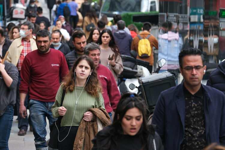 <p>Gen&ccedil; n&uuml;fus, toplam n&uuml;fusun y&uuml;zde 14,8'ini oluşturdu. Gen&ccedil; n&uuml;fusun y&uuml;zde 51,2'sini erkek n&uuml;fus, y&uuml;zde 48,8'ini ise kadın n&uuml;fus oluşturdu.</p>

<p>BM tanımına g&ouml;re 15-24 yaş grubunu i&ccedil;eren gen&ccedil; n&uuml;fus, 1950 yılında toplam n&uuml;fusun y&uuml;zde 20,8'ini oluştururken bu oran, 2025 yılında y&uuml;zde 14,8 oldu.</p>
