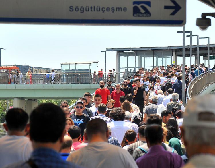 <p>T&uuml;rkiye'de y&uuml;ksek&ouml;ğretim net okullaşma oranı, 2024/'25 &ouml;ğretim yılında y&uuml;zde 46,3 oldu. Y&uuml;ksek&ouml;ğretim net okullaşma oranı cinsiyete g&ouml;re incelendiğinde, erkeklerde bu oran y&uuml;zde 39,9, kadınlarda ise y&uuml;zde 53,0 oldu.</p>
