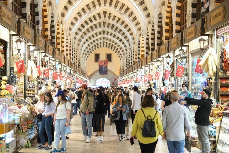 <p>Gen&ccedil;lerde işsizlik oranı, 2024 yılında y&uuml;zde 16,3 iken 2025 yılında y&uuml;zde 15,3 oldu. Gen&ccedil; erkeklerde işsizlik oranı 2024 yılında y&uuml;zde 13,1 iken 2025 yılında y&uuml;zde 11,7, gen&ccedil; kadınlarda ise bu oran 2024 yılında y&uuml;zde 22,3 iken 2025 yılında y&uuml;zde 22,1 oldu.</p>

<p>&nbsp;</p>
