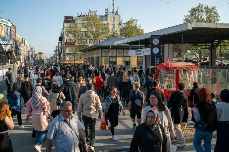 <p>Gen&ccedil; n&uuml;fusun istihdamı sekt&ouml;rlere g&ouml;re incelendiğinde, istihdam edilen gen&ccedil;lerin 2025 yılında y&uuml;zde 11,6'sının tarım sekt&ouml;r&uuml;nde, y&uuml;zde 30,5'inin sanayi sekt&ouml;r&uuml;nde, y&uuml;zde 57,9'unun ise hizmet sekt&ouml;r&uuml;nde yer aldığı g&ouml;r&uuml;ld&uuml;.</p>

<p>&nbsp;</p>
