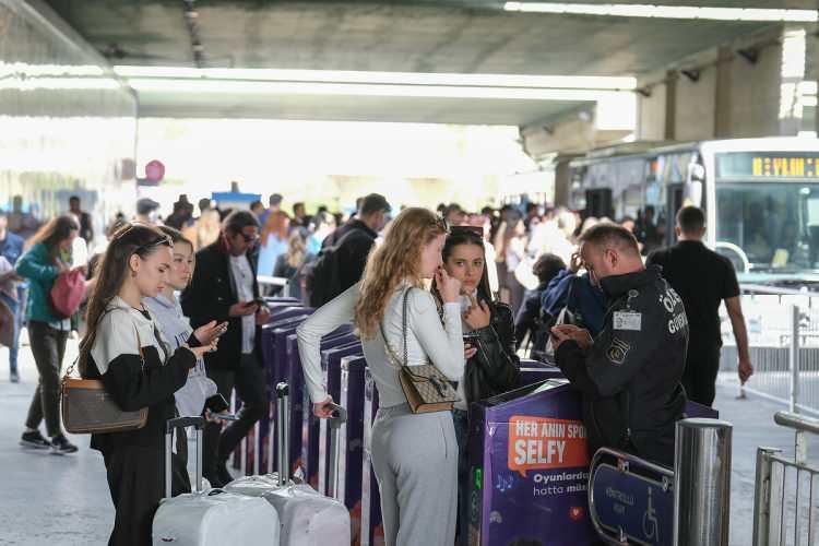 <p>İstihdam edilen gen&ccedil; erkeklerin y&uuml;zde 11,0'ının tarım sekt&ouml;r&uuml;nde, y&uuml;zde 36,6'sının sanayi sekt&ouml;r&uuml;nde, y&uuml;zde 52,4'&uuml;n&uuml;n hizmet sekt&ouml;r&uuml;nde yer aldığı g&ouml;r&uuml;l&uuml;rken gen&ccedil; kadınların y&uuml;zde 12,9'unun tarım, y&uuml;zde 17,7'sinin sanayi, y&uuml;zde 69,5'inin ise hizmet sekt&ouml;r&uuml;nde yer aldığı g&ouml;r&uuml;ld&uuml;.</p>
