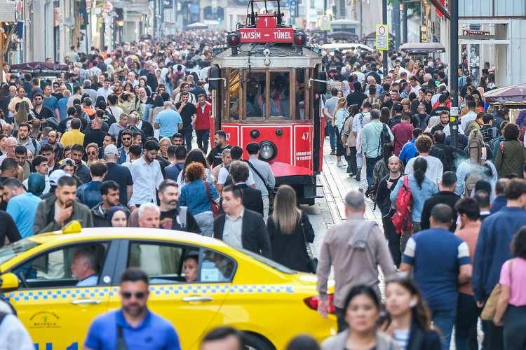 <p>Kendini mutlu olarak hisseden 18-24 yaş grubundaki erkek n&uuml;fusun oranı y&uuml;zde 52,3 iken kendini mutsuz hissettiğini belirtenlerin oranı ise y&uuml;zde 13,3 oldu. Kendini mutlu hissettiğini belirten 18-24 yaş grubundaki gen&ccedil; kadın n&uuml;fusun oranı y&uuml;zde 56,7 iken kendini mutsuz hissettiğini belirtenlerin oranı ise y&uuml;zde 10,4 oldu.</p>

<p>&nbsp;</p>
