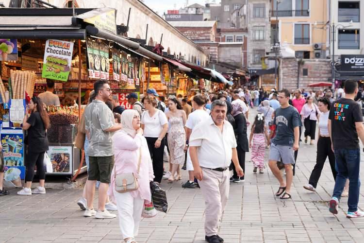 <p>Yaşam Memnuniyeti Araştırması sonu&ccedil;larına g&ouml;re 2025 yılında gen&ccedil;lerin mutluluk kaynağı olan değerler arasında y&uuml;zde 38,8 ile sağlık, ilk sırada yer aldı. Bunu, y&uuml;zde 22,8 ile başarı, y&uuml;zde 16,6 ile para izledi. Mutluluk kaynağı cinsiyete g&ouml;re incelendiğinde, gen&ccedil; erkeklerde y&uuml;zde 33,7 ile ilk sırayı sağlık alırken bunu y&uuml;zde 24,2 ile para ve y&uuml;zde 21,9 ile başarı takip etti. Gen&ccedil; kadınlarda ise y&uuml;zde 44,2 ile ilk sırayı sağlık alırken bunu y&uuml;zde 23,8 ile başarı ve y&uuml;zde 20,1 ile sevgi takip etti.</p>

<p>&nbsp;</p>
