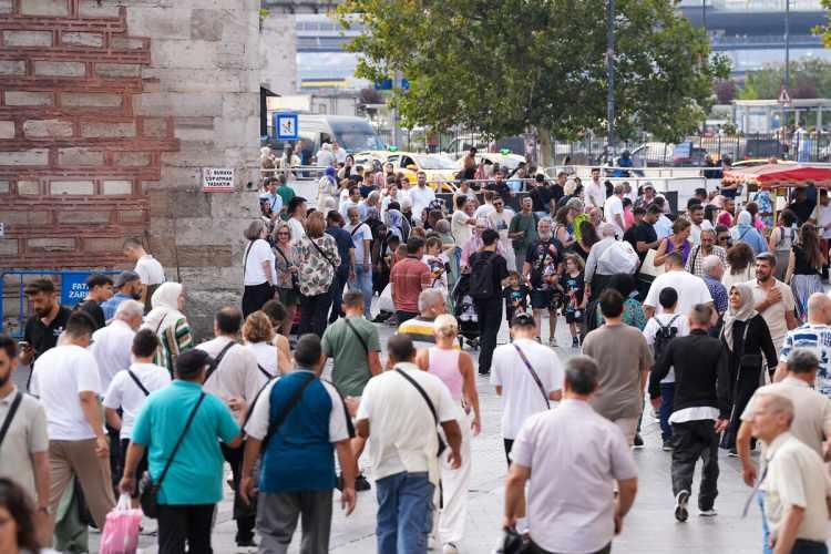 <p>Yaşam Memnuniyeti Araştırması sonu&ccedil;larına g&ouml;re 2025 yılında, gen&ccedil;lerin y&uuml;zde 75,5'i &ccedil;alıştığı işinden memnun olduğunu, y&uuml;zde 52,0'ı elde ettiği kazan&ccedil;tan memnun olduğunu belirtti. Gen&ccedil; erkeklerde &ccedil;alışılan işten duyulan memnuniyet oranı y&uuml;zde 77,5, elde edilen kazan&ccedil;tan memnuniyet oranı y&uuml;zde 54,0 olurken gen&ccedil; kadınlarda ise bu oranlar y&uuml;zde 70,8 ve y&uuml;zde 47,5 olarak ger&ccedil;ekleşti.</p>
