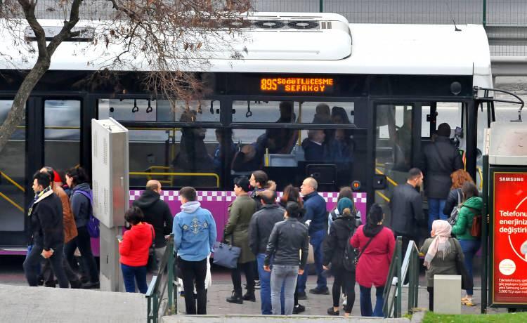 <p>Yapay zeka kullanan gen&ccedil;lerin y&uuml;zde 75,3'&uuml; &ouml;zel ama&ccedil;lar i&ccedil;in, y&uuml;zde 53,9'u &ouml;rg&uuml;n eğitim i&ccedil;in, y&uuml;zde 19,7'si ise mesleki ve iş ama&ccedil;lı kullandıkları g&ouml;r&uuml;ld&uuml;.</p>
