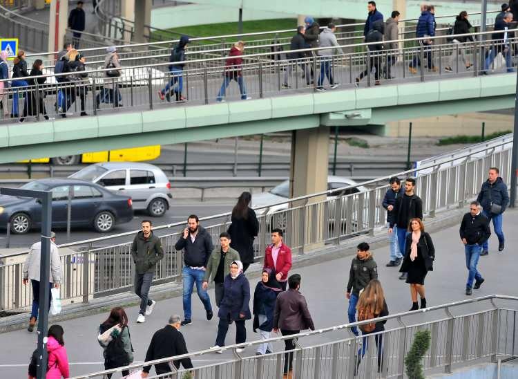 <p>Yapay zeka kullanmadığını beyan eden gen&ccedil;lerin kullanmama nedenlerinin; y&uuml;zde 80,7 ile yapay zekaya ihtiya&ccedil; duyulmaması, y&uuml;zde 8,2 ile yapay zekanın nasıl kullanılacağının bilinmemesi, y&uuml;zde 8,1 ile yapay zekanın varlığından haberdar olunmaması ve y&uuml;zde 2,8 ile gizlilik, g&uuml;venlik veya emniyetle ilgili endişeler olduğu g&ouml;r&uuml;ld&uuml;.</p>

<p>&nbsp;</p>
