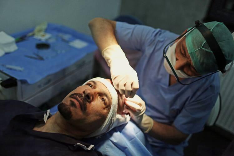 <p>Son yapılan araştırmalar, d&uuml;nya genelinde kellik oranlarının en y&uuml;ksek olduğu b&ouml;lgeleri ortaya koydu. Bu araştırmalar, genetik fakt&ouml;rler, yaşam tarzı ve &ccedil;evresel etkenlerin sa&ccedil; d&ouml;k&uuml;lmesi &uuml;zerindeki etkilerini g&ouml;zler &ouml;n&uuml;ne seriyor.</p>
