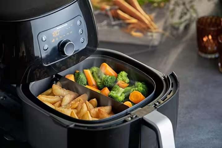 <p><strong>Az yağ kullanması ve hızlı pişirmesi nedeniyle son d&ouml;nemin en b&uuml;y&uuml;k mutfak trendi haline gelen Sıcak Hava Frit&ouml;zleri (Airfryer), ciddi sağlık ve g&uuml;venlik riskleri nedeniyle yasaklanma ve toplatılma&nbsp; gibi s&ouml;ylentilerle karşı karşıya.</strong></p>
