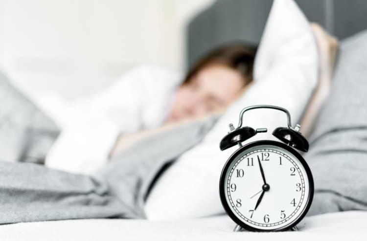 <div>"&Ccedil;&uuml;nk&uuml; melatoninin en y&uuml;ksek olduğu saat dilimi budur ve uykusuz asla ruh sağlığı olmaz. Uyuyamayan yardım alsın"</div>
