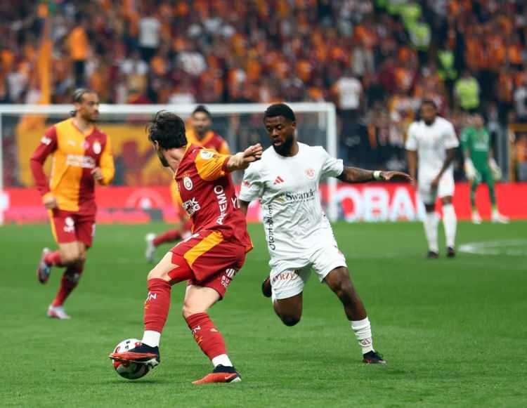<p>* Rakip ceza alanı i&ccedil;inde en &ccedil;ok topla buluşan takım:&nbsp;866 (bazı kaynaklara g&ouml;re 886)</p>
