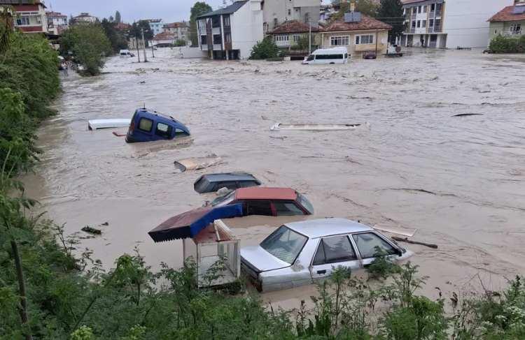 <p>Havza'da kuvvetli yağış sonrası taşan Hacı Osman Deresi, il&ccedil;e merkezinde hayatı olumsuz etkiledi. Cumhuriyet Meydanı &ccedil;evresi başta olmak &uuml;zere &Ccedil;ay ve Bah&ccedil;elievler mahallelerinde selin izleri sabah saatlerinde net şekilde g&ouml;r&uuml;ld&uuml;. Dron g&ouml;r&uuml;nt&uuml;lerinde sel sularının s&uuml;r&uuml;klediği ara&ccedil;ların &ccedil;amura g&ouml;m&uuml;ld&uuml;ğ&uuml;, bazı otomobillerin ise devrilerek hurdaya d&ouml;nd&uuml;ğ&uuml; dikkat &ccedil;ekti.</p>

