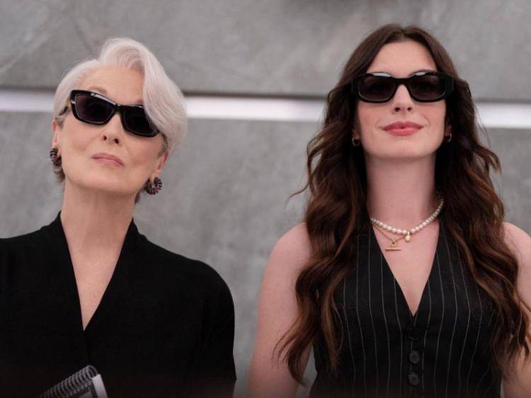 <p><strong>Başrollerini yeniden paylaşan&nbsp; <span style="color:#800000">Anne Hathaway, Meryl Streep </span>ve <span style="color:#800000">Emily Blunt,&nbsp;</span>performansları kadar, aldıkları &uuml;cretle de konuşulmaya başlandı.</strong></p>

