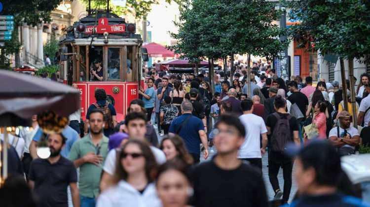 <p><strong>'MEHMET' VE 'FATMA' İSİMLERİNDE D&Uuml;Ş&Uuml;Ş</strong></p>

<p>İstatistiklere g&ouml;re, 2018'de T&uuml;rkiye'de 1 milyon 361 bin 958 olan "Mehmet" ismini taşıyanların sayısı, her yıl kademeli olarak azalarak 2025'te 1 milyon 271 bin 896'ya geriledi. Bu 8 yıllık s&uuml;re&ccedil;te Mehmet ismini taşıyanların sayısında 90 bin 62 kişilik d&uuml;ş&uuml;ş yaşandı.</p>

<p>&nbsp;</p>

<p>Benzer bir tablo kadınlarda en &ccedil;ok kullanılan "Fatma" isminde de g&ouml;zlendi. Kayıtlara g&ouml;re, 2018'de 1 milyon 235 bin 828 kişinin taşıdığı Fatma ismi, 2025'e gelindiğinde 1 milyon 152 bin 158'e d&uuml;şt&uuml;. Bu isimdeki d&uuml;ş&uuml;ş ise 83 bin 670 kişi olarak tespit edildi.</p>

