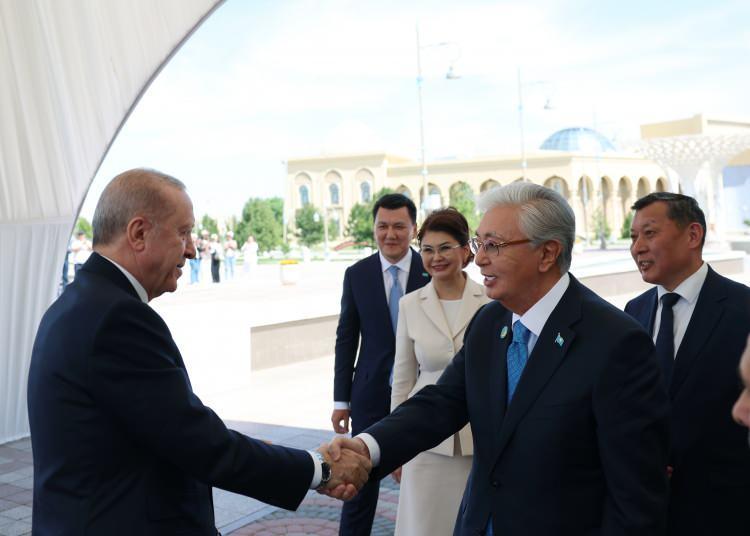<p>Zirvenin ger&ccedil;ekleştiği T&uuml;rkistan Kongre Merkezi'ne gelen Cumhurbaşkanı Recep Tayyip Erdoğan, Kazakistan Cumhurbaşkanı Kasım C&ouml;mert Tokayev tarafından karşılandı ve iki lider tokalaşarak gazetecilere poz verdi.</p>
