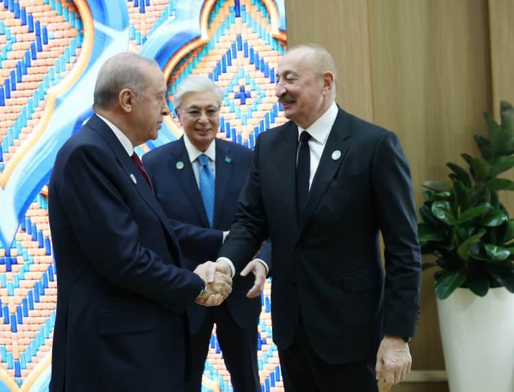 <p><span style="color:#B22222"><strong>SAMİMİ KARELER</strong></span></p>

<p>Gezi programında ise liderlerin kardeşliği simgeleyen samimi anları ise objektiflere yansıdı.</p>
