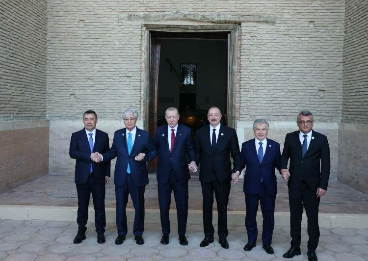 <p>Cumhurbaşkanı Erdoğan'a, Azerbaycan Cumhurbaşkanı İlham Aliyev, &Ouml;zbekistan Cumhurbaşkanı Şevket Mirziyoyev, Kırgızistan Cumhurbaşkanı Sadır Caparov ve Kuzey Kıbrıs T&uuml;rk Cumhuriyeti Cumhurbaşkanı Tufan Erh&uuml;rman da eşlik etti.</p>

