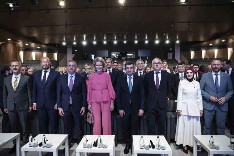 <p>Krali&ccedil;e Mathilde ve y&uuml;zlerce iş insanıyla birlikte T&uuml;rkiye'de &ccedil;ok kapsamlı temaslarda bulunan Bel&ccedil;ika Savunma Bakanı Theo Francken, temaslar sırasında edindiği izlenimler karşısında hayranlığını a&ccedil;ık&ccedil;a dile getirdi.</p>
