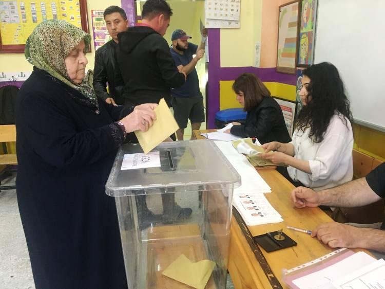 <p>Areda Survey ekibi anket sonu&ccedil;larını şu şekilde yorumladı:</p>

<p>"Araştırma bulgularına g&ouml;re ortaya &ccedil;ıkan tablo, T&uuml;rkiye siyasetinde iki ana eksenli rekabetin s&uuml;rd&uuml;ğ&uuml;n&uuml; g&ouml;stermektedir. İktidar bloğu oy tabanını &ouml;nemli &ouml;l&ccedil;&uuml;de korurken, ana muhalefet de g&uuml;&ccedil;l&uuml; konumunu s&uuml;rd&uuml;rmektedir. Se&ccedil;men davranışında sert kopuşlardan ziyade kontroll&uuml; ge&ccedil;işler dikkat &ccedil;ekmektedir. K&uuml;&ccedil;&uuml;k parti se&ccedil;meninin y&ouml;nelimi, bug&uuml;n yapılacak bir se&ccedil;im sonucunda belirleyici bir rol oynayacaktır. Genel g&ouml;r&uuml;n&uuml;m, yarışın a&ccedil;ık ancak bloklaşmanın g&uuml;&ccedil;l&uuml; olduğu bir tabloya işaret etmektedir. Se&ccedil;men davranışında keskin kırılmadan &ccedil;ok dengeli rekabet &ouml;ne &ccedil;ıkmaktadır. &Ouml;n&uuml;m&uuml;zdeki s&uuml;re&ccedil;te kararsızlar ve k&uuml;&ccedil;&uuml;k partiler se&ccedil;imin y&ouml;n&uuml;n&uuml; belirleyebilir."</p>
