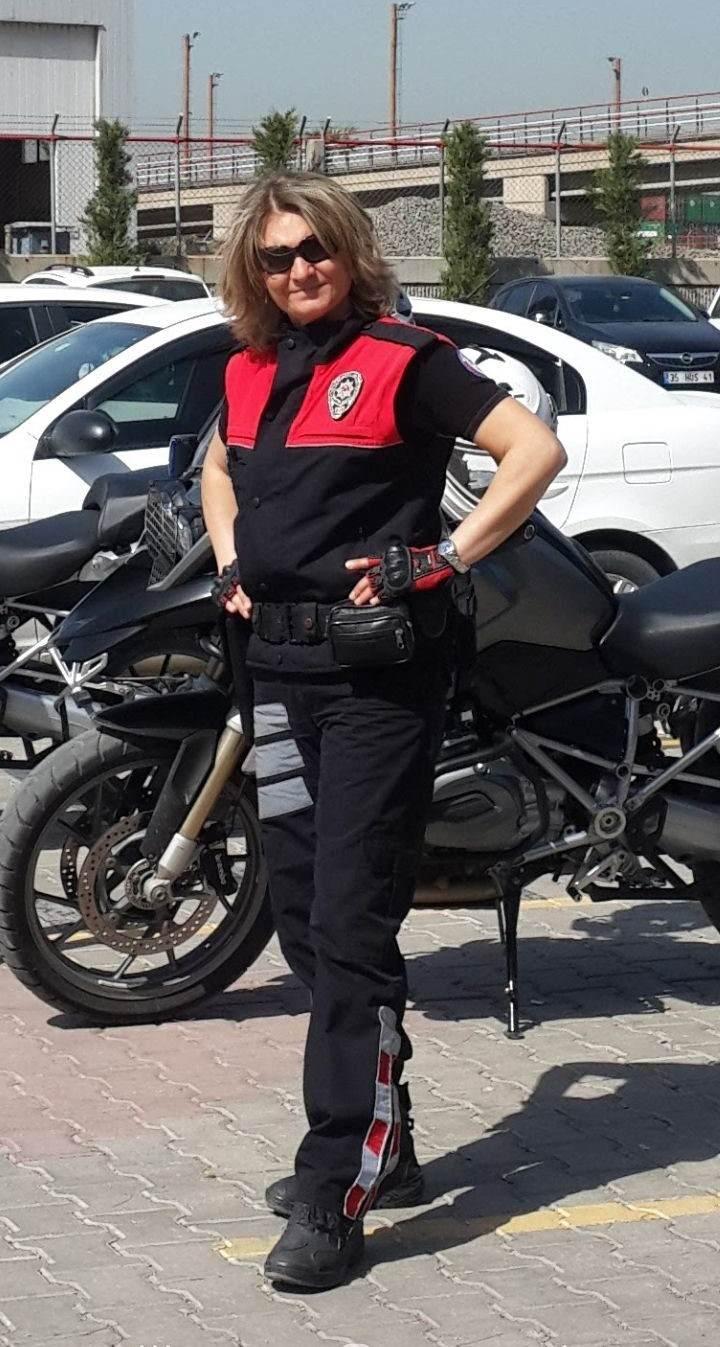 <p><em><strong>"Y&uuml;z&uuml;mden &ccedil;ok fazla kan akmaya başladı ancak bir şekilde ayağa kalkmayı başarıp k&ouml;peği bacaklarımın arasına aldım. G&ouml;rebildiğim kadarıyla sol elimle k&ouml;peğin alt &ccedil;enesini, sağ elimle de &uuml;st &ccedil;enesini sıkıca tuttum. Sabahın erken saatleri olduğu i&ccedil;in etrafta kimse yoktu. K&ouml;peği zapt etmeye &ccedil;alışırken sol başparmağımın kırıldığını hissettim.&nbsp;</strong></em></p>
