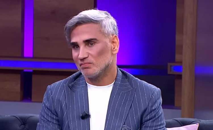 <p><strong>Sokaklarda b&uuml;y&uuml;d&uuml;ğ&uuml;n&uuml; s&ouml;zlerine ekleyen şarkıcı "Kalbimden kurşunlandım, koltuk altımdan şişlendim" ifadelerini kullandı.</strong></p>
