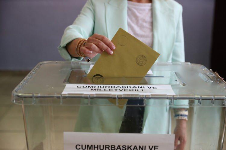 <p>ABD menşeli sosyal medya platformu X'te yayınlanan g&ouml;nderide sonu&ccedil;lar yer alırken, katılımcılara, "Bug&uuml;n bir milletvekili genel se&ccedil;imi olsa oyunuzu hangi partiye verirsiniz?" sorusu y&ouml;neltildi.&nbsp;Partilerin oy oranı dağılımı şu şekilde:</p>
